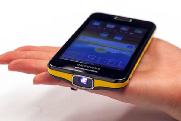 Samsung sắp bán điện thoại tích hợp máy chiếu tại Việt Nam