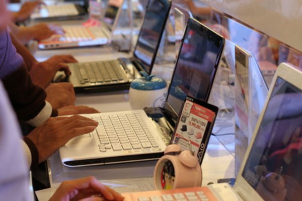 Laptop nhiều hàng mới nhưng ít khách mua