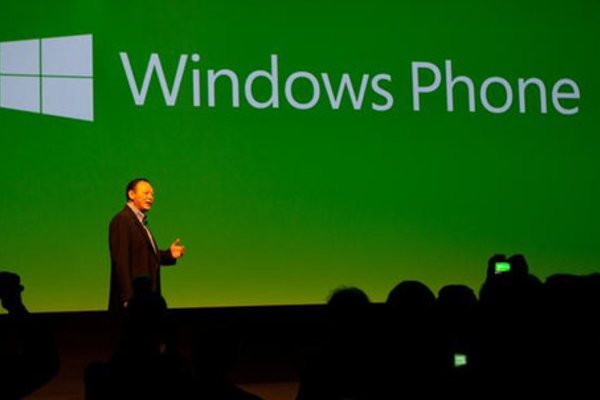 HTC trình làng bộ đôi Windows Phone 8, thách thức Nokia