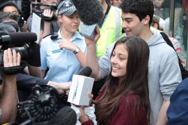 Khách hàng đầu tiên tại Úc sở hữu iPhone 5