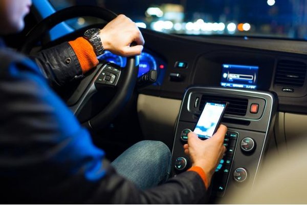 Bé gái đoạt giải 20.000 USD với ứng dụng lái xe an toàn