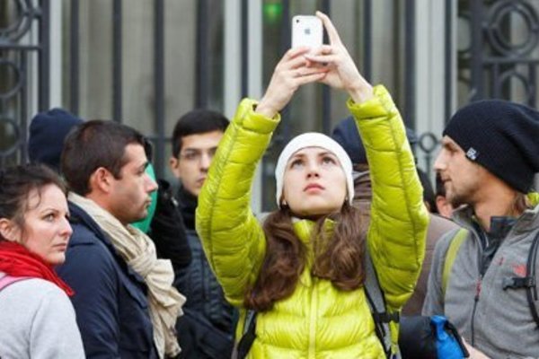 Những người kiếm bộn nhờ iPhone 5