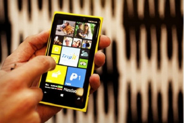 Best Buy bắt đầu nhận đơn đặt hàng Lumia 920 và HTC 8X