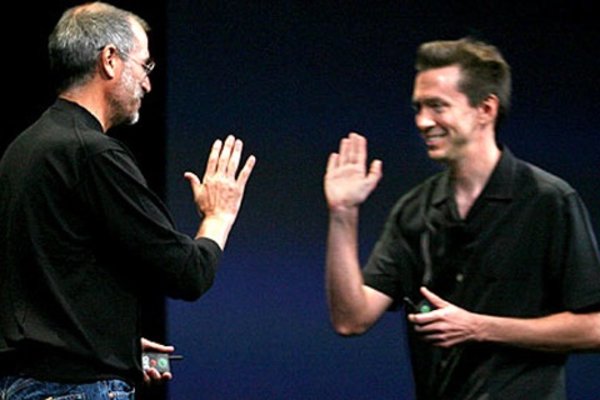 Xáo trộn lãnh đạo ở Apple gây sửng sốt giới công nghệ