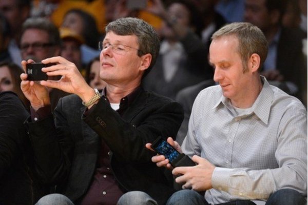 CEO RIM xuất hiện cùng chiếc BlackBerry lạ