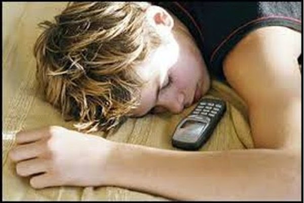 Lí do bạn không nên để điện thoại bên mình khi ngủ