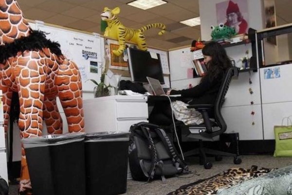 Tại sao Google khuyến khích nhân viên để bàn làm việc bừa bộn?