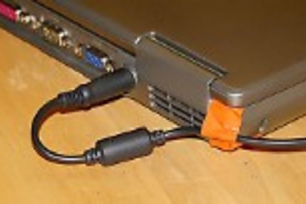 Laptop tự vụt tắt trong một giây khi cắm sạc hoặc rút sạc