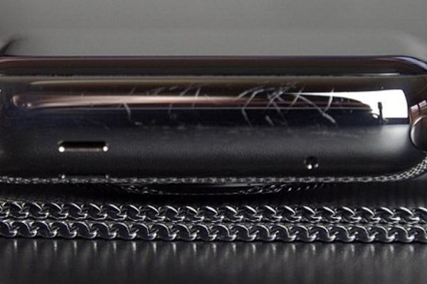 Apple Watch vỏ thép không gỉ rất dễ bị xước