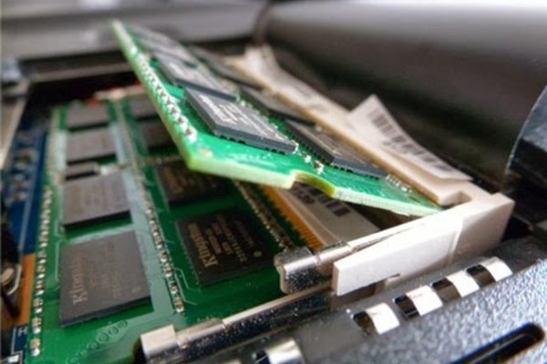 Laptop có tiếng kêu khi khởi động