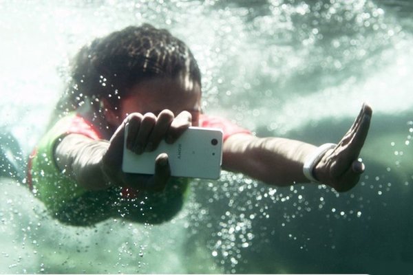 4 Smartphone có thể đi bơi cùng bạn trong hè