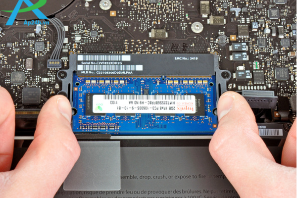 Thay thế RAM cho Macbook Pro 13” Unibody 2011