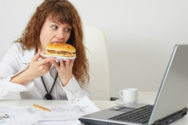 7 THÓI QUEN KHÔNG NGỜ TỚI LÀM ẢNH HƯỞNG TỚI LAPTOP CỦA BẠN