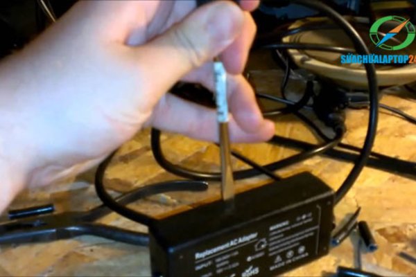 Nên sửa cục sạc laptop hay thay mới khi sạc chẳng may bị hỏng?