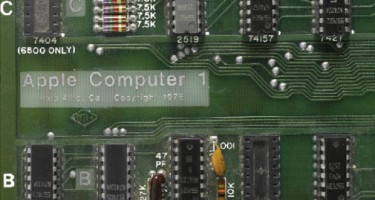 Máy tính đầu tiên của Apple đạt giá kỷ lục: 374.500 USD