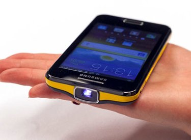 Samsung sắp bán điện thoại tích hợp máy chiếu tại Việt Nam