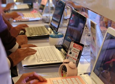 Laptop nhiều hàng mới nhưng ít khách mua