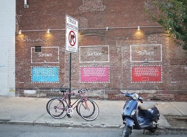 Hình vẽ máy tính bảng Surface trên tường ở Mỹ