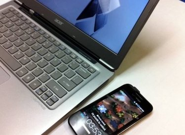 Intel muốn điện thoại tự sạc pin khi đặt cạnh laptop