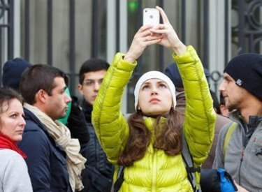 Những người kiếm bộn nhờ iPhone 5