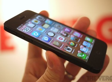 Apple bị tố theo dõi người dùng