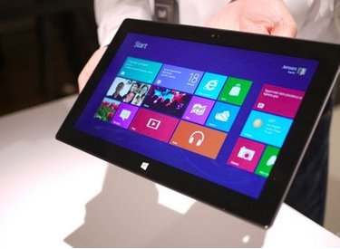 Nhân viên Microsoft thả rơi Surface để thử độ bền