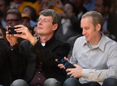 CEO RIM xuất hiện cùng chiếc BlackBerry lạ