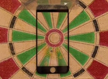 Chán dùng súng, tra tấn màn sapphire iPhone 6 với cung tên