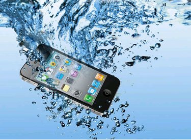 Những lưu ý để bảo vệ smartphone khi đi biển