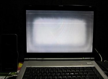 Nguyên nhân và cách khắc phục laptop bị trắng màn hình