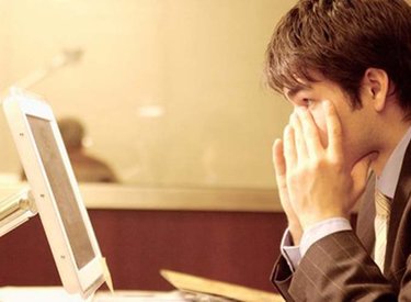 Màn hình máy tính đang "thiêu đốt" mắt bạn