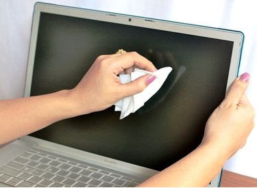 Xử lý vết xước trên màn hình laptop