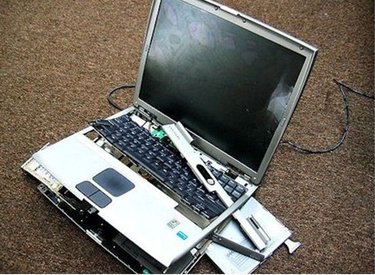 Thói quen vô tình làm laptop của bạn nhanh hỏng nhất