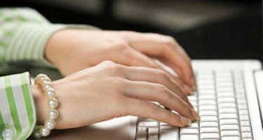 Phương pháp tránh đau cổ tay khi làm việc lâu với laptop