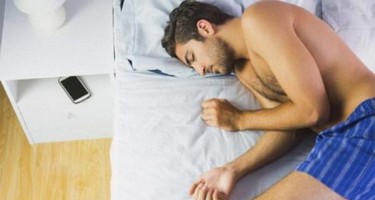 Sạc pin Laptop, iPhone, iPad cạnh lúc ngủ sẽ gây béo phì