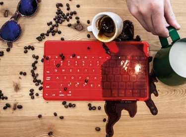 Logitech ra mắt bàn phím cơ chống nước cho các thiết bị iOS