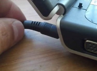 Laptop cắm sạc vào thì không khởi động được