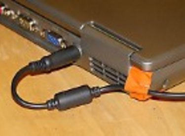 Laptop tự vụt tắt trong một giây khi cắm sạc hoặc rút sạc