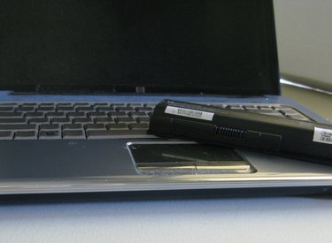 Pin laptop đã hỏng vẫn cắm vào máy có sao không?