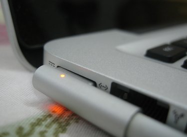 Sạc laptop đang dùng bỗng báo không tương thích