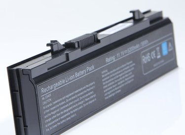 Có nhất thiết phải lắp pin trong khi laptop có thể cắm trực tiếp vào nguồn