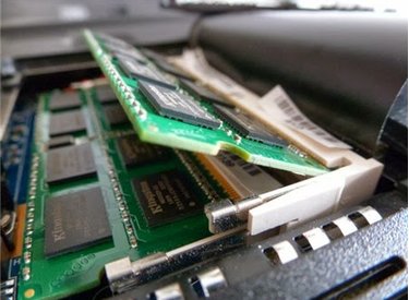 Laptop có tiếng kêu khi khởi động