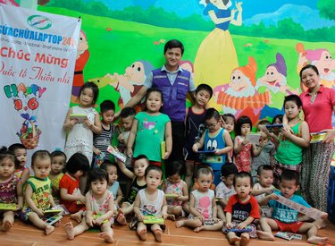 SUACHUALAPTOP24H thăm và tặng quà Tết thiếu nhi 1/6