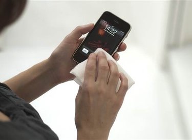 Những lưu ý quan trọng khi vệ sinh Smartphone