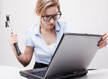 Mẹo bảo vệ màn hình laptop đúng cách