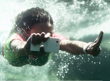 4 Smartphone có thể đi bơi cùng bạn trong hè