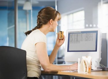 Không nên ăn trưa tại bàn làm việc