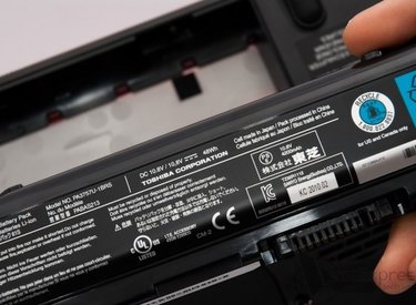 Nguyên nhân và cách khắc phục lỗi Pin laptop lúc sạc lúc không