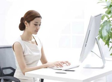 Cách chữa và phòng tránh đau vai gáy khi làm việc với máy tính, laptop