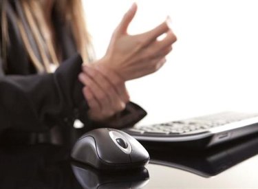 Đau ngón tay, cổ tay,khi sử dụng chuột và bàn phím thường xuyên